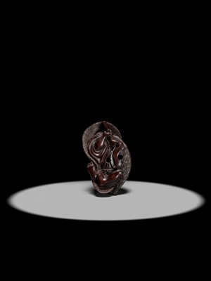 Lot 95 - A SUPERB WOOD NETSUKE OF A RONIN LYING IN WAIT