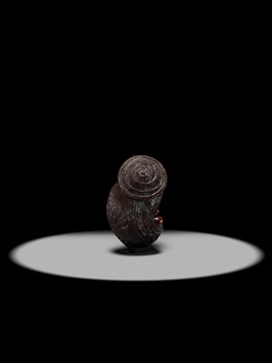 Lot 95 - A SUPERB WOOD NETSUKE OF A RONIN LYING IN WAIT