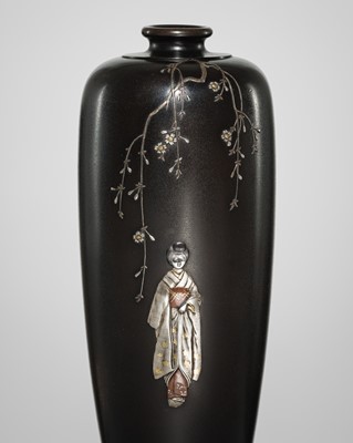 YUKIKAZU: A SUPERB INLAID SHAKUDO VASE WITH A BEAUTY UNDERNEATH CHERRY BLOSSOMS