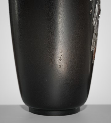 YUKIKAZU: A SUPERB INLAID SHAKUDO VASE WITH A BEAUTY UNDERNEATH CHERRY BLOSSOMS