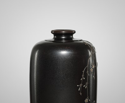 YUKIKAZU: A SUPERB INLAID SHAKUDO VASE WITH A BEAUTY UNDERNEATH CHERRY BLOSSOMS