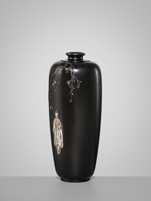 YUKIKAZU: A SUPERB INLAID SHAKUDO VASE WITH A BEAUTY UNDERNEATH CHERRY BLOSSOMS