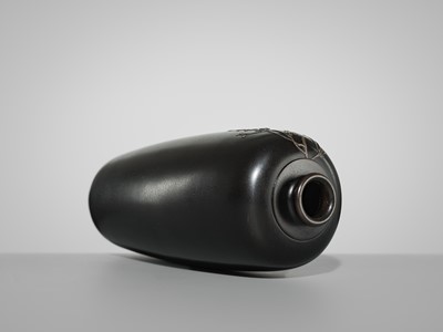 YUKIKAZU: A SUPERB INLAID SHAKUDO VASE WITH A BEAUTY UNDERNEATH CHERRY BLOSSOMS