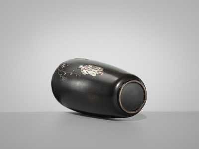 YUKIKAZU: A SUPERB INLAID SHAKUDO VASE WITH A BEAUTY UNDERNEATH CHERRY BLOSSOMS