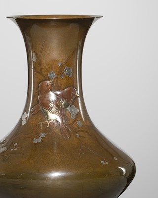 Lot 32 - A FINE MIXED-METAL-INLAID BRONZE VASE WITH SPARROWS AND CHERRY BLOSSOMS