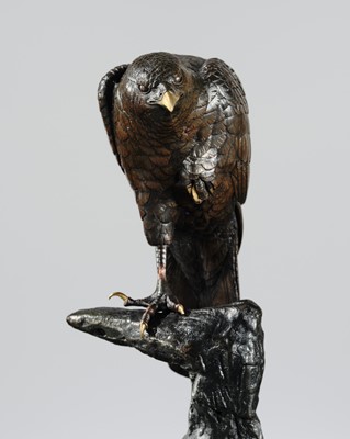 Lot 11 - A FINE BRONZE OKIMONO OF A HAWK PERCHED ON A TREE TRUNK
