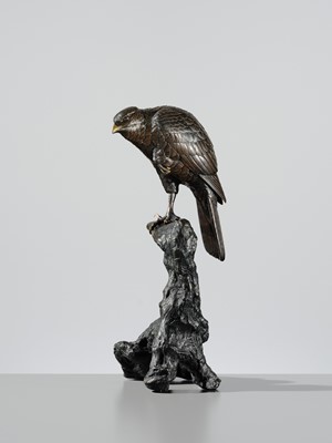 Lot 11 - A FINE BRONZE OKIMONO OF A HAWK PERCHED ON A TREE TRUNK