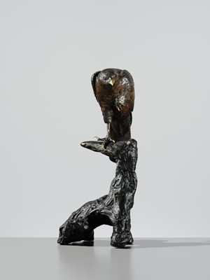 Lot 11 - A FINE BRONZE OKIMONO OF A HAWK PERCHED ON A TREE TRUNK