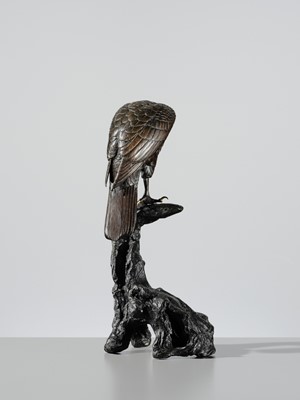 Lot 11 - A FINE BRONZE OKIMONO OF A HAWK PERCHED ON A TREE TRUNK