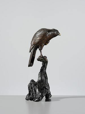 Lot 11 - A FINE BRONZE OKIMONO OF A HAWK PERCHED ON A TREE TRUNK