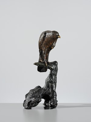 Lot 11 - A FINE BRONZE OKIMONO OF A HAWK PERCHED ON A TREE TRUNK