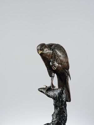 Lot 11 - A FINE BRONZE OKIMONO OF A HAWK PERCHED ON A TREE TRUNK