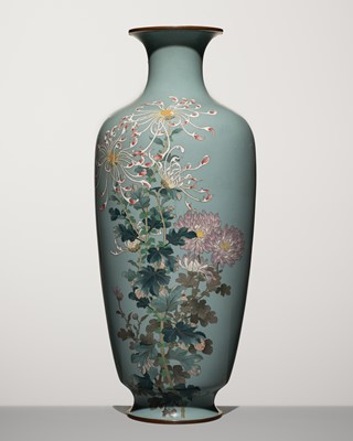 Lot 207 - GONDA HIROSUKE: A SUPERB AND LARGE CLOISONNÉ ENAMEL VASE WITH BLOSSOMING CHRYSANTHEMUMS