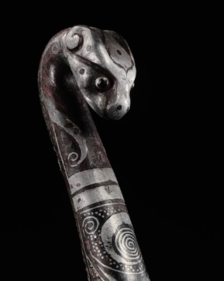 Lot 92 - AN EXCEPTIONALLY WELL-PRESERVED GLASS- AND SILVER-INLAID BRONZE GARMENT HOOK, DAIGOU