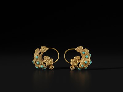 A PAIR OF TURQUOISE-INLAID GOLD ‘DRAGON-FISH’ EARRINGS, LIAO DYNASTY