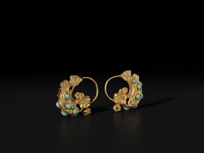 A PAIR OF TURQUOISE-INLAID GOLD ‘DRAGON-FISH’ EARRINGS, LIAO DYNASTY