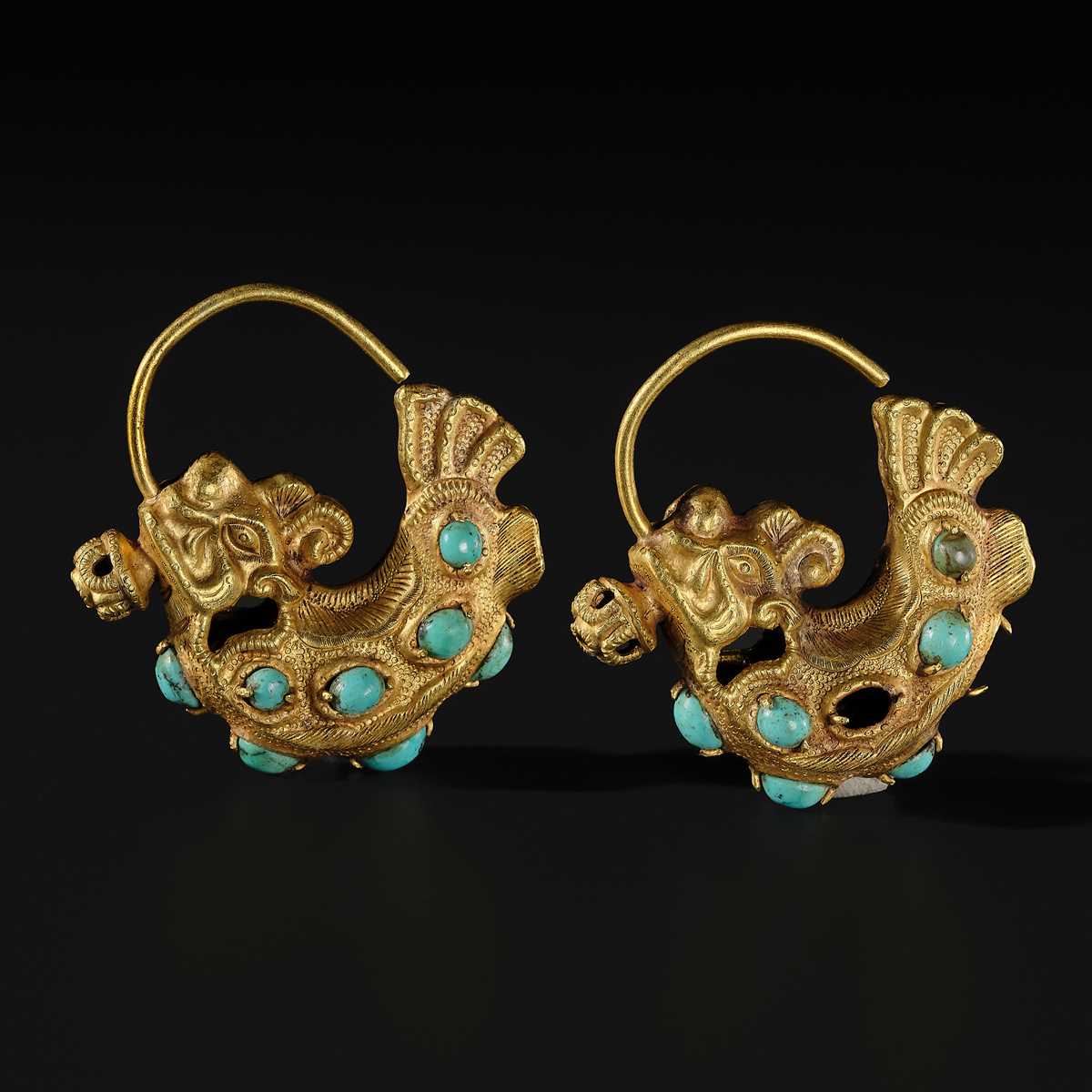 A PAIR OF TURQUOISE-INLAID GOLD ‘DRAGON-FISH’ EARRINGS, LIAO DYNASTY