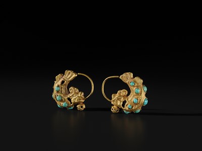 A PAIR OF TURQUOISE-INLAID GOLD ‘DRAGON-FISH’ EARRINGS, LIAO DYNASTY