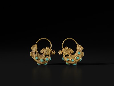 A PAIR OF TURQUOISE-INLAID GOLD ‘DRAGON-FISH’ EARRINGS, LIAO DYNASTY