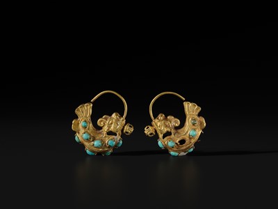 A PAIR OF TURQUOISE-INLAID GOLD ‘DRAGON-FISH’ EARRINGS, LIAO DYNASTY
