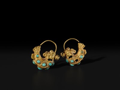 A PAIR OF TURQUOISE-INLAID GOLD ‘DRAGON-FISH’ EARRINGS, LIAO DYNASTY