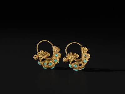 A PAIR OF TURQUOISE-INLAID GOLD ‘DRAGON-FISH’ EARRINGS, LIAO DYNASTY