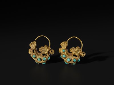 A PAIR OF TURQUOISE-INLAID GOLD ‘DRAGON-FISH’ EARRINGS, LIAO DYNASTY