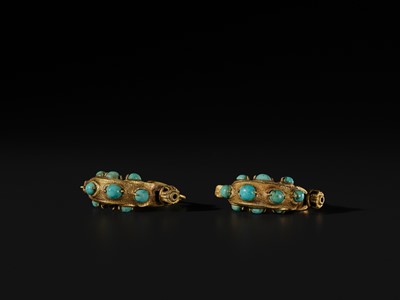 A PAIR OF TURQUOISE-INLAID GOLD ‘DRAGON-FISH’ EARRINGS, LIAO DYNASTY