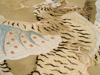 Lot 105 - A RARE ‘FLYING TIGER’ BANNER, EMBROIDERED SILK, 18TH CENTURY