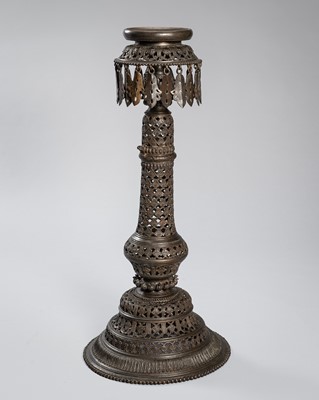 Lot 730 - A LARGE RETICULATED BRONZE OIL LAMP (PANAS), NEWAR PEOPLE, c. 19TH CENTURY