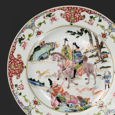 Lot 532 - A FAMILLE ROSE ‘DUTCH EQUESTRIAN HUNT’ DISH, QING DYNASTY