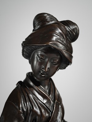 ATSUYOSHI FOR THE MARUKI COMPANY: A SUPERB TOKYO SCHOOL BRONZE OKIMONO OF A BIJIN