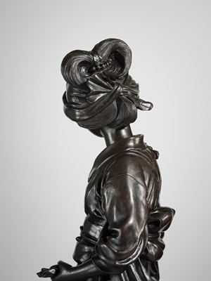 ATSUYOSHI FOR THE MARUKI COMPANY: A SUPERB TOKYO SCHOOL BRONZE OKIMONO OF A BIJIN