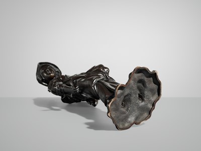 ATSUYOSHI FOR THE MARUKI COMPANY: A SUPERB TOKYO SCHOOL BRONZE OKIMONO OF A BIJIN