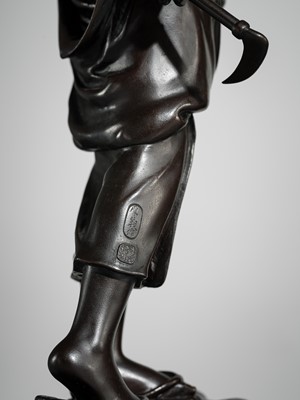 ATSUYOSHI FOR THE MARUKI COMPANY: A SUPERB TOKYO SCHOOL BRONZE OKIMONO OF A BIJIN