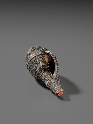 Lot 3 - A SILVER, CORAL AND TURQUOISE CEREMONIAL CONCH SHELL TRUMPET, DUNG-DKAR, 19TH CENTURY