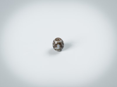 Lot 49 - A RARE TREASURE VASE BUMPA DZI BEAD