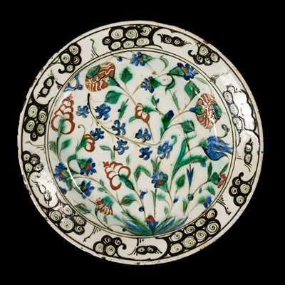 Lot 584 - AN IZNIK POLYCHROME POTTERY DISH, OTTOMAN EMPIRE, TURKEY, CIRCA 1600