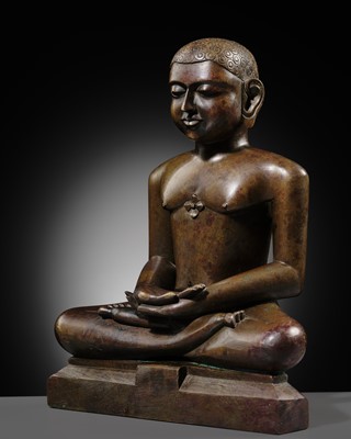 Lot 219 - A SUPERB JAIN BRONZE FIGURE OF A TIRTHANKARA, 16TH-17TH CENTURY