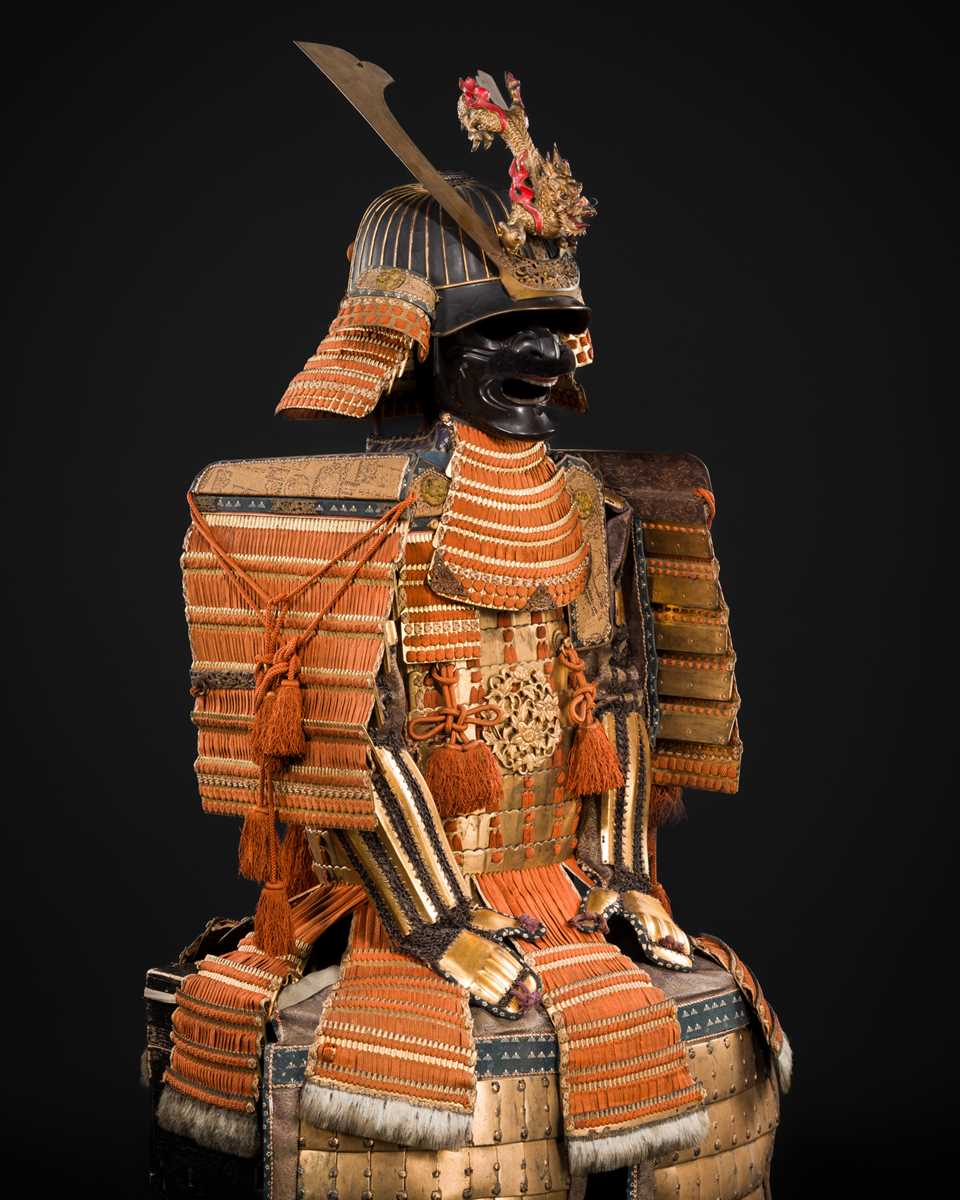 Lot 112 - A FINE GOLD-LACQUERED NUINOBE NIMAI DO GUSOKU (ARMOR) WITH A SUJIBACHI KABUTO AND RESSEI MENPO