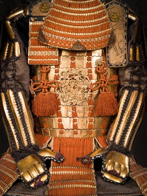 Lot 112 - A FINE GOLD-LACQUERED NUINOBE NIMAI DO GUSOKU (ARMOR) WITH A SUJIBACHI KABUTO AND RESSEI MENPO