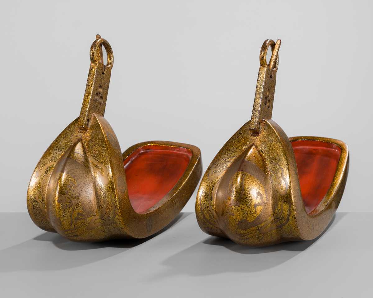 Lot 132 - A PAIR OF GOLD-LACQUERED STIRRUPS (ABUMI) WITH SHIMAZU CLAN MON