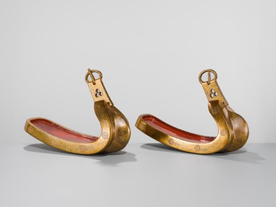 Lot 132 - A PAIR OF GOLD-LACQUERED STIRRUPS (ABUMI) WITH SHIMAZU CLAN MON