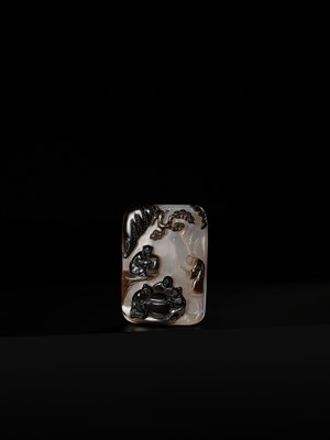A GILT-INSCRIBED SUZHOU AGATE PENDANT, DATED 1804