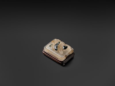 A SUZHOU AGATE ‘PARROT’ BOX AND COVER, 1750-1850