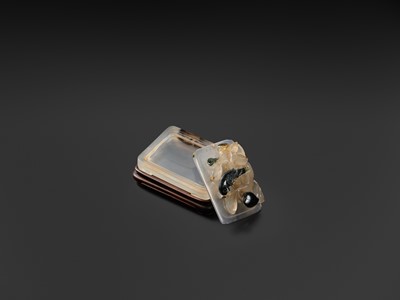 A SUZHOU AGATE ‘PARROT’ BOX AND COVER, 1750-1850