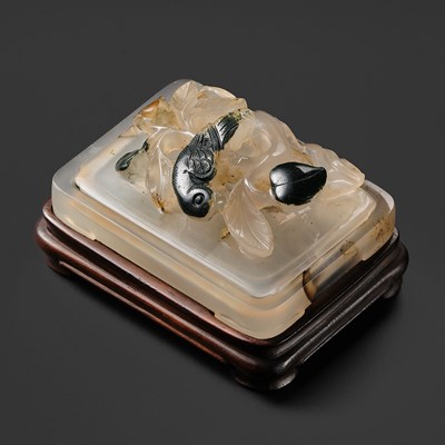 Lot 423 - A SUZHOU AGATE ‘PARROT’ BOX AND COVER, 1750-1850