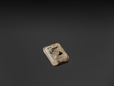 A SUZHOU AGATE ‘PARROT’ BOX AND COVER, 1750-1850