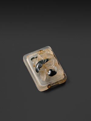 A SUZHOU AGATE ‘PARROT’ BOX AND COVER, 1750-1850