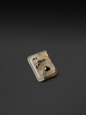 A SUZHOU AGATE ‘PARROT’ BOX AND COVER, 1750-1850